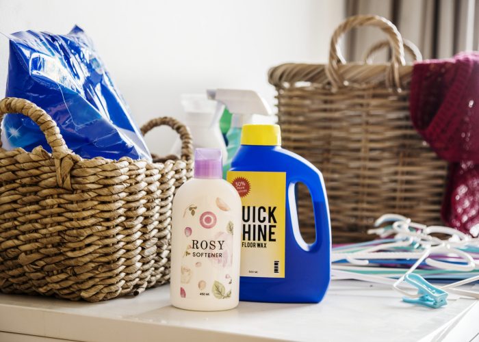 Laundry box and liquid detergents